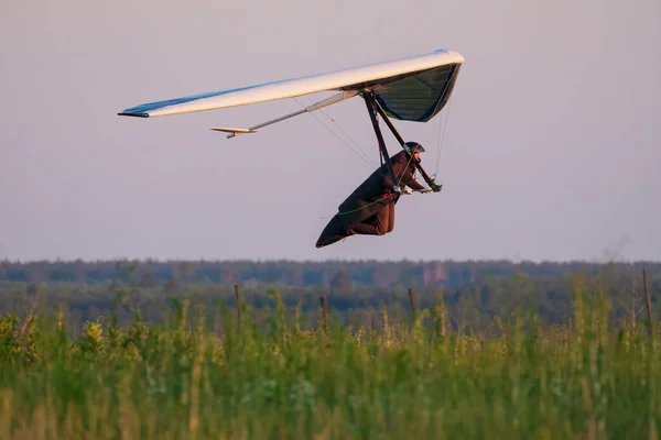 体育运动把滑翔机悬挂在地面之上 极限运动 — 图库照片