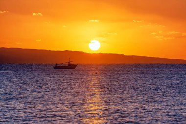 Kızıl Deniz 'de gün doğumu balıkçı teknesiyle sabah balığına çıkıyor.