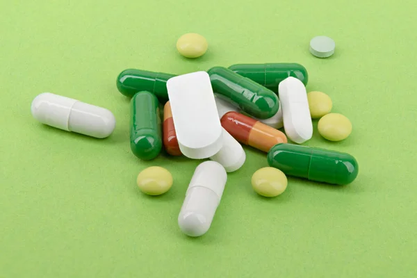 Mucchio Pillole Colorate Capsule Trattamento Medico Sfondo Verde — Foto Stock