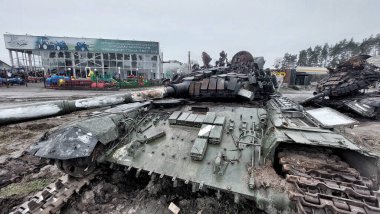 2022-04-09 Kyiv bölgesi, Ukrayna. Kyiv yakınlarındaki E40 otoyolunda Rus tankı ve traktör dükkanını yok etmiş. Ukrayna 'da Savaş