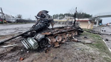 2022-04-09 Kyiv bölgesi, Ukrayna. Kyiv yakınlarındaki E40 otoyolunda yanmış Rus tankı ve hasarlı benzin istasyonu. Ukrayna 'da Savaş