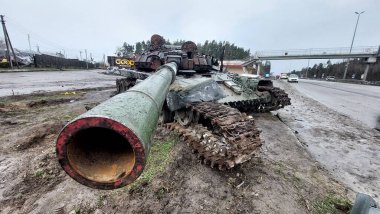 2022-04-09 Kyiv bölgesi, Ukrayna. Kyiv yakınlarındaki E40 otoyolundaki Rus tankını ve benzin istasyonunu tahrip etti. Ukrayna 'da Savaş