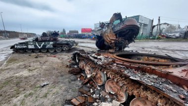 2022-04-09 Kyiv bölgesi, Ukrayna. Kyiv yakınlarındaki E40 otoyolunda Rus taktik işaretli yanmış ve havaya uçurulmuş Rus tanklarının kalıntıları. Ukrayna 'da Savaş