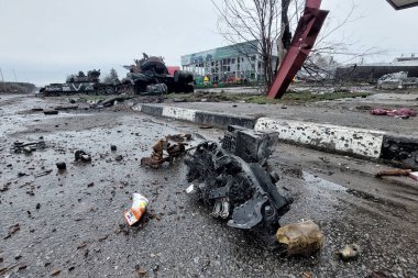 2022-04-09 Kyiv bölgesi, Ukrayna. Kyiv yakınlarındaki E40 otoyolundaki imha edilmiş Rus tanklarının parçaları. Ukrayna 'da Savaş