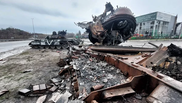 2022-04-09 Kyiv bölgesi, Ukrayna. Kyiv yakınlarındaki E40 otoyolunda yanmış Rus tanklarının kalıntıları. Ukrayna 'da Savaş