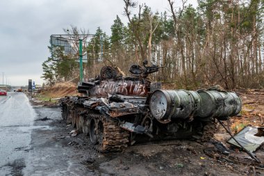 2022-04-09 Kyiv bölgesi, Ukrayna. Yok edilen Rus tankı, Kyiv yakınlarındaki E40 otoyolunda çamura gömüldü. Ukrayna 'da Savaş
