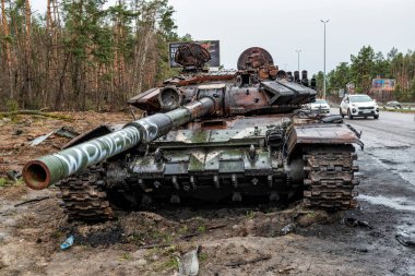 2022-04-09 Kyiv bölgesi, Ukrayna. Kyiv yakınlarındaki E40 otoyolunda çamura saplanmış Wolverines tablosu ile Rus tankını yok etti. Ukrayna 'da Savaş