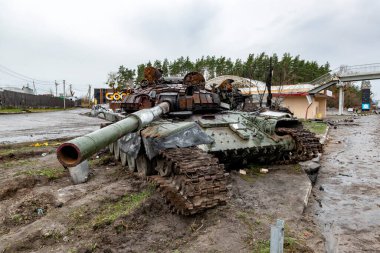 2022-04-09 Kyiv bölgesi, Ukrayna. Makariv yakınlarındaki E40 yolunun kenarındaki ölü Rus tankı. Ukrayna 'da Savaş