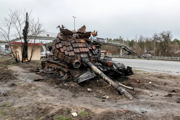 2022-04-09 Kyiv bölgesi, Ukrayna. E40 yolunun kenarındaki Rus tankını yok etti. Ukrayna 'da Savaş