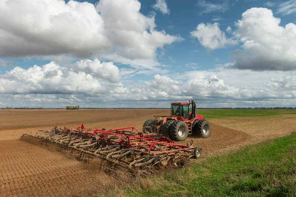 Červený Traktor Obdělává Pole Jarní Zemědělské Práce Ukrajině Oraná Půda — Stock fotografie