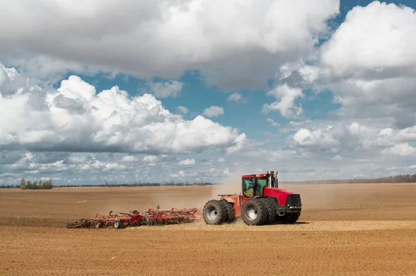Červený Traktor Oraném Poli Jarní Zemědělské Práce Ukrajině Pěstovaná Půda — Stock fotografie