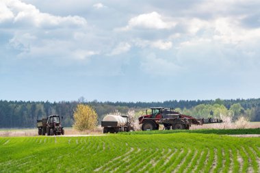 İlkbaharda Ukrayna 'da tarlada çalışan traktörler