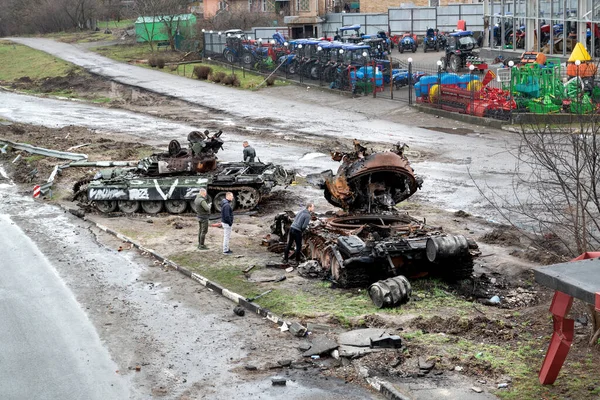 2022 Kyiv Region Ukraine People Looking Dead Russian Tanks E40 — Stock Photo, Image