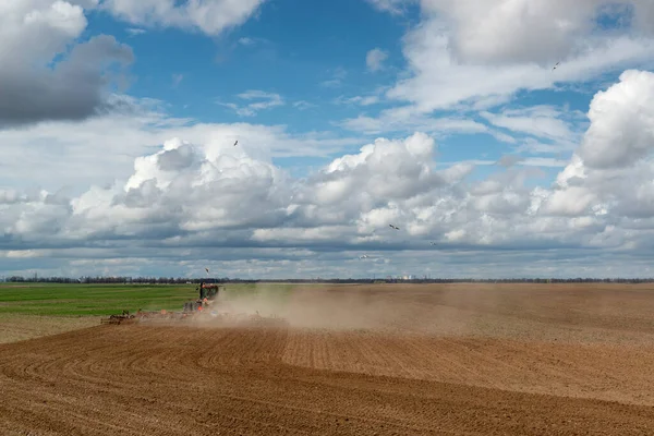 Traktor Obdělává Pole Jaře Ukrajina Kyjev Regio — Stock fotografie