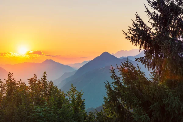 Piękne Szczyty Gór Zachodzie Słońca Zachód Słońca Dolinie Soca Słowenia — Zdjęcie stockowe
