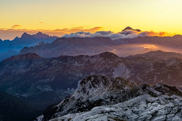 Julian Alps, sabah. Slovenya 'nın Soca Vadisi' ndeki güzel dağ manzarası. Triglav tepesine bak. Avrupa 'da popüler turizm beldesi.