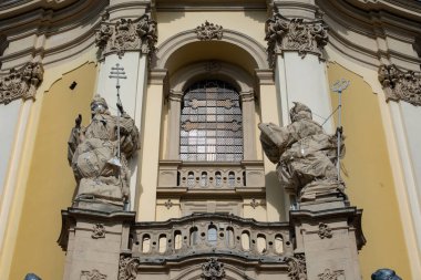 2022-05-27, Lviv, Ukrayna. St. George Katedrali girişindeki heykeller füze saldırısı ihtimaline karşı korunuyor. Ukrayna 'da Savaş