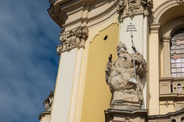 2022-05-27, Lviv, Ukrayna. St. George Katedrali 'ndeki heykel ölü gibi görünüyor çünkü füze saldırısı ihtimaline karşı korunuyor. Ukrayna 'da Savaş