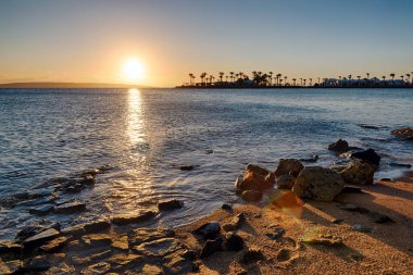 Mısır 'da tatil köyü Res Denizi' nde, sahilde güzel bir gün doğumu.