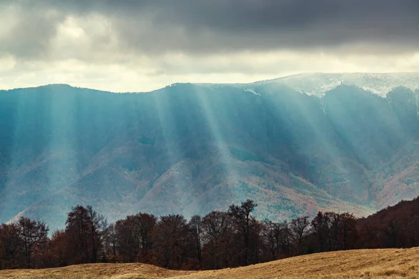 Nuvole Basse Con Raggi Sole Montagna Natura Selvaggia Nelle Montagne — Foto Stock