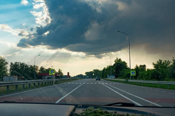 Kör Motorväg Med Dramatiska Moln Och Solstrålar Motorväg Nära Kiev — Stockfoto