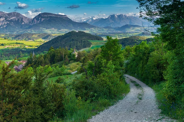 Sielankowy Krajobraz Alpach Francuskich Zakrzywiona Droga Przez Zielone Wzgórza Wysokimi — Zdjęcie stockowe