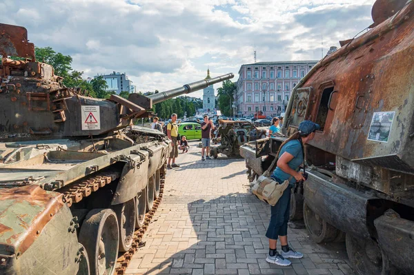2022 Kyiv Ukraine Ukrainian Citizens Look Destroyed Russian Warfare Exhibition — Stock Photo, Image