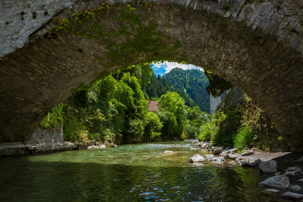 Ancient Arch Bridge Mountain River — Fotografia de Stock