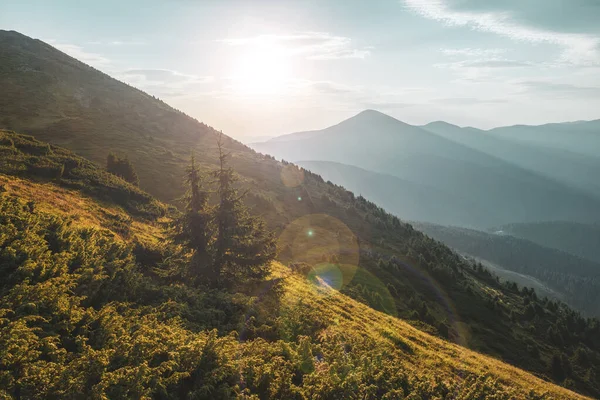 Krásný Východ Slunce Vysoko Horách Hills Long Shadow Foreground Illuminated — Stock fotografie