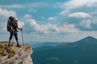 Uçurumdaki mutlu yürüyüşçü. Aktif yaşam ve başarı kavramı