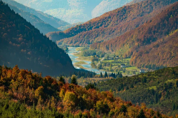 Podzimní Barvy Horském Údolí Klikatou Modrou Řekou Barevná Podzimní Krajina — Stock fotografie