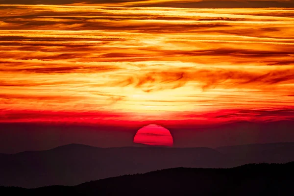 Big Red Setting Sun Burning Orange Sky Sunset Mountains — Stock Photo, Image