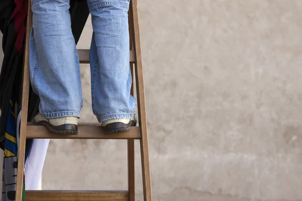 Homme debout sur une échelle — Photo