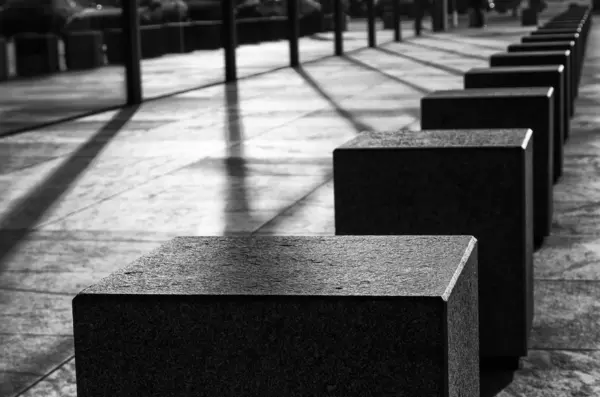 Cubos de concreto em uma passarela — Fotografia de Stock