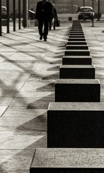 Cubos de concreto em uma passarela — Fotografia de Stock