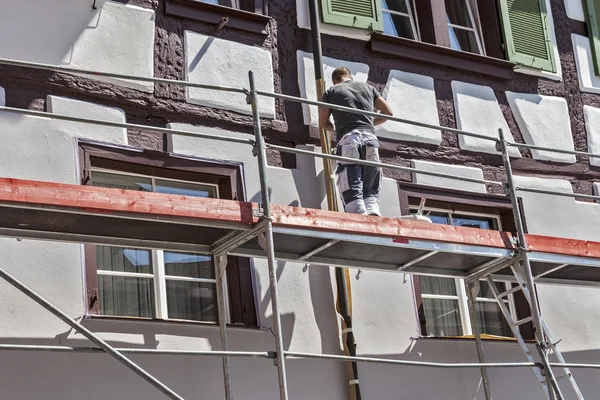 Handwerker restauriert altes Haus — Stockfoto