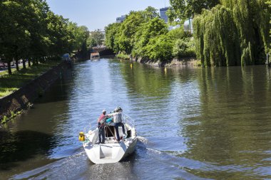 Yelkenli berliner landwehrkanal üzerinde