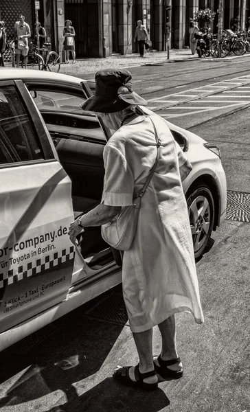 Seniorin mit Táxi — Fotografia de Stock