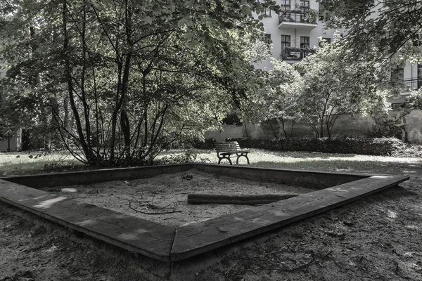 Parque infantil em um quintal de Berlim — Fotografia de Stock