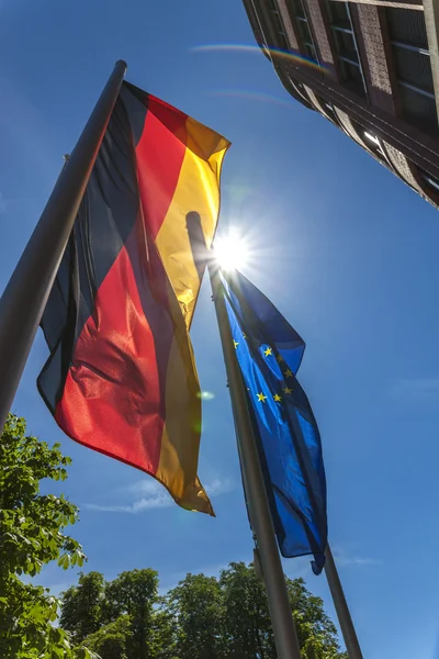 सूर्याच्या प्रकाशात युरोपियन युनियन आणि जर्मनीचे ध्वज — स्टॉक फोटो, इमेज