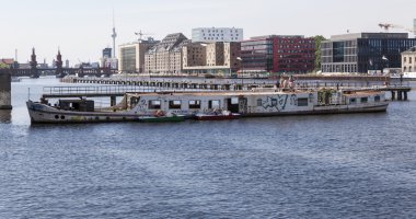 Berlin spree Nehri üzerinde eski bir gemi enkazı