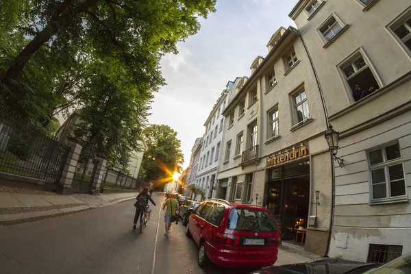夕阳的光芒，在柏林一条小街上的房子 — 图库照片