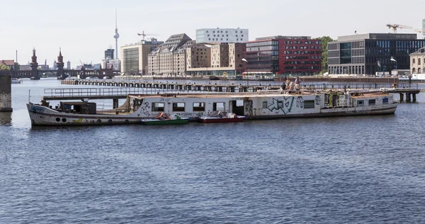 Wreck of an old ship on the river Spree in Berlin — Stock Photo, Image