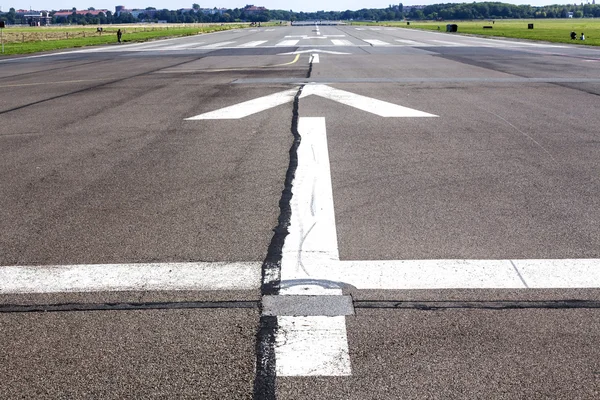 Direction arrow on a former airfield — Stock Photo, Image