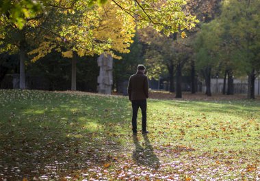 sonbaharda yürümek