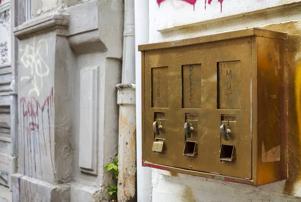 Old machine on the wall — Stock Photo, Image