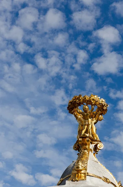 Golden Angel holding a laurel wreath — Stock Photo, Image