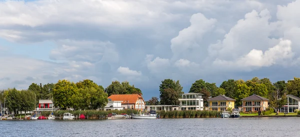 Huis aan het meer — Stockfoto