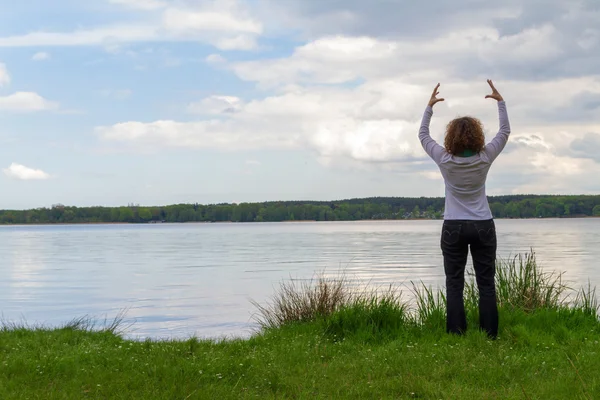 Woman stands on the Lake — Stock Photo, Image