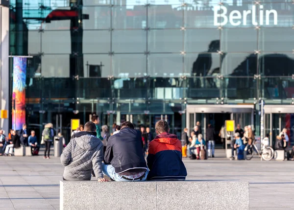 Молодые люди ждут перед Берлинским Hauptbahnhof — стоковое фото